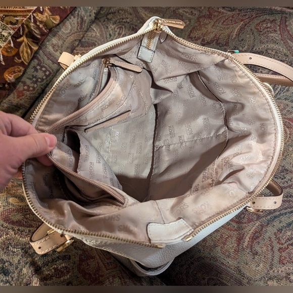 Michael Kors Jet Set Tote - Picture 14 of 16